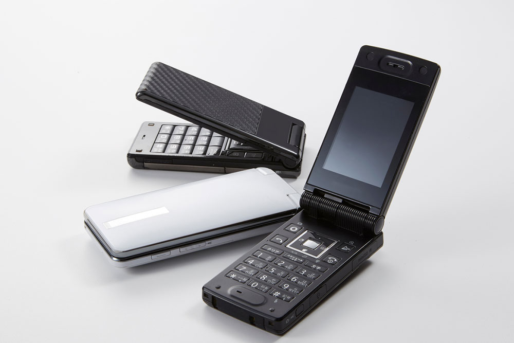 8 popular flip phones for seniors